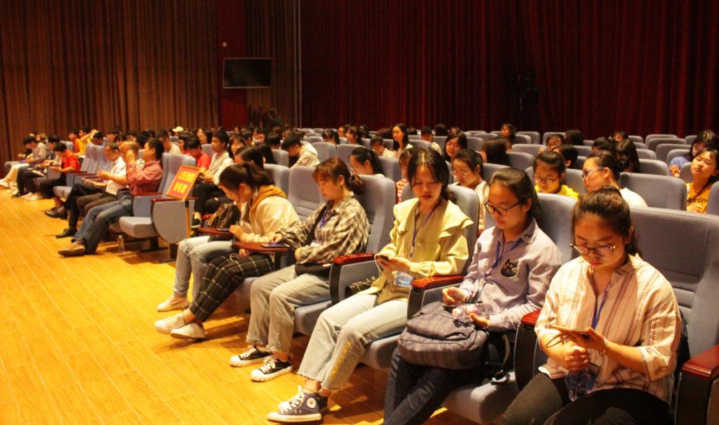 (图为 学生在庭内)