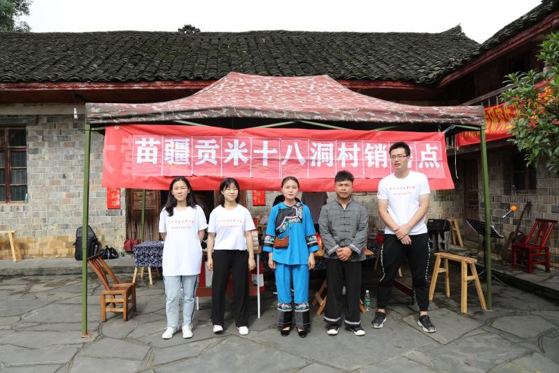 (图为 我们学生与研究生学长合照)