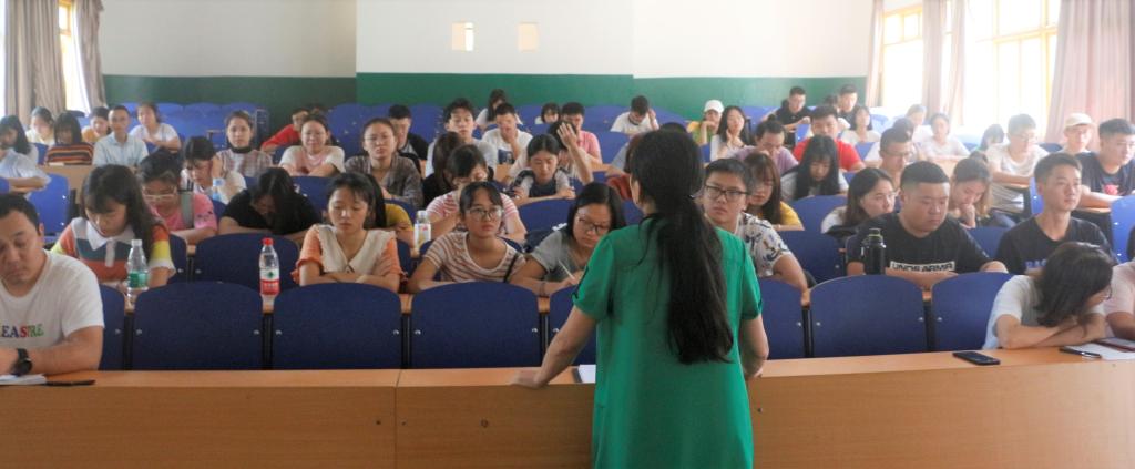 学生们认真听讲中 何静摄